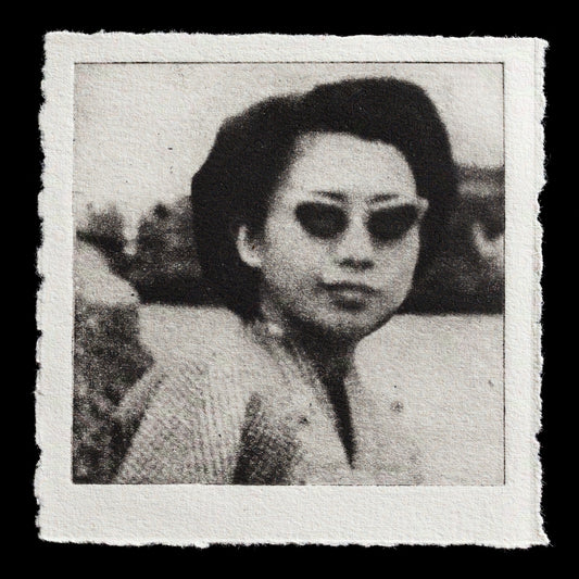 The image depicts a black-and-white portrait of Helen from 1947, printed on rough, textured paper with visible fibers. The artwork showcases Angela Silva's skill in intaglio technique.
